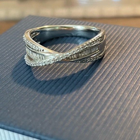 1/2 ct Baguette & Round Diamond Ring - Picture 2 of 4